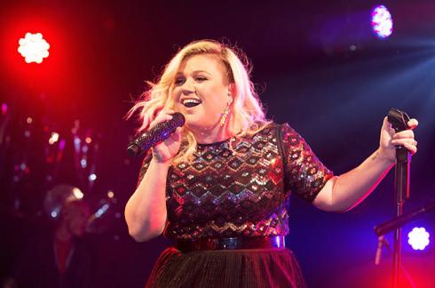 Nick Jonas and Kelly Clarkson Perform Valentine's Gig at G-A-Y